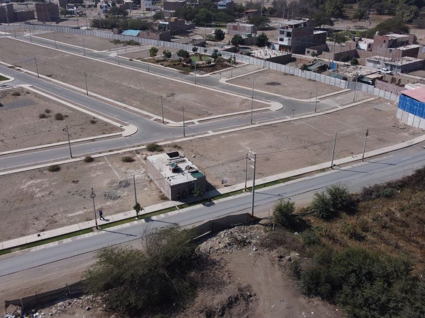 Terreno en Venta en plena Avenida - en Los Portales, ICA